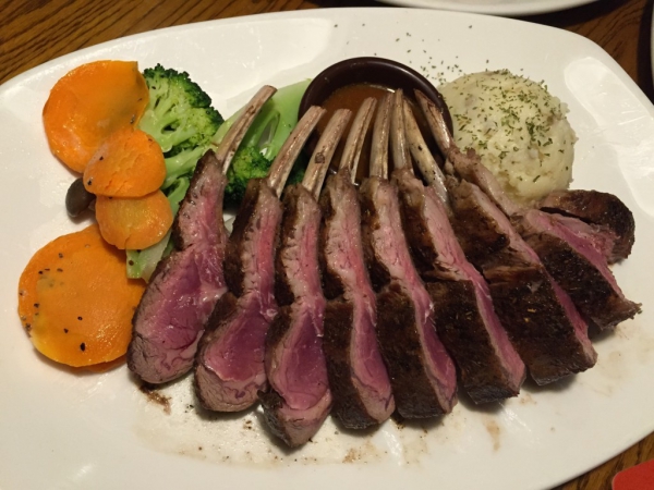 ※当日の料理。イノベーターは肉食系が多いような気がしますね。